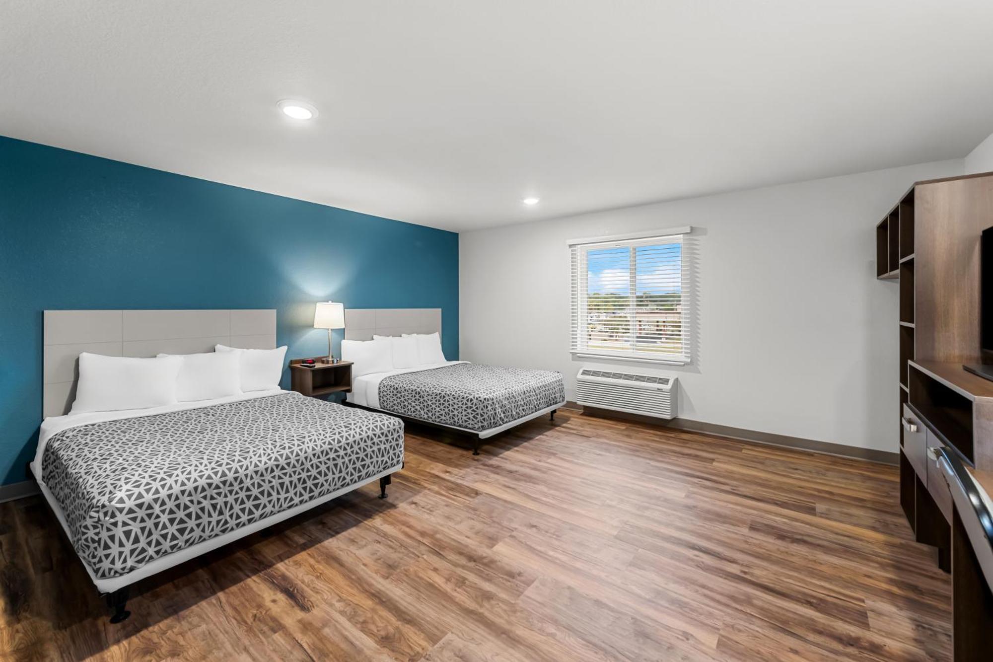 Woodspring Kansas Airport Hotel *