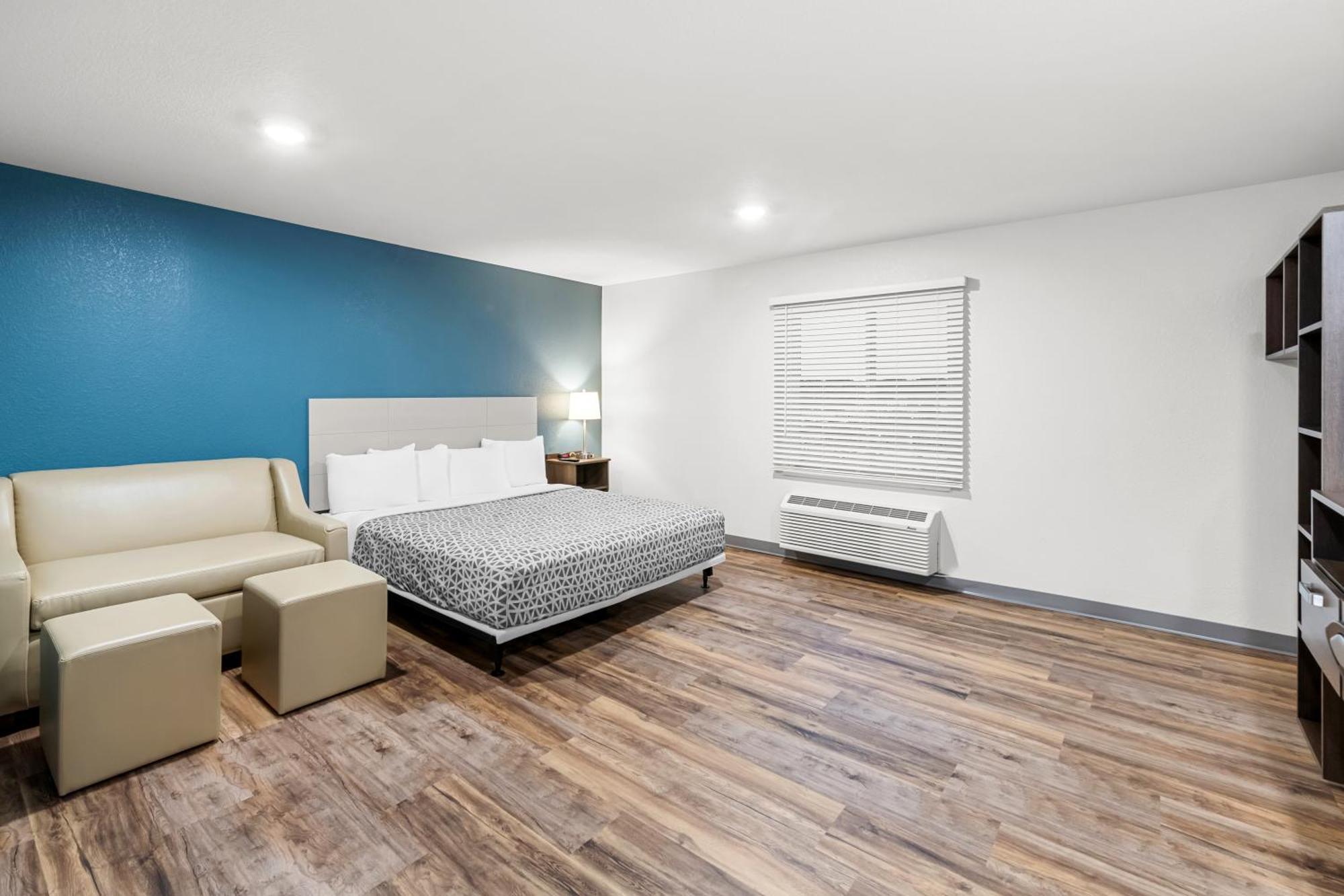 Woodspring Kansas Airport Hotel *