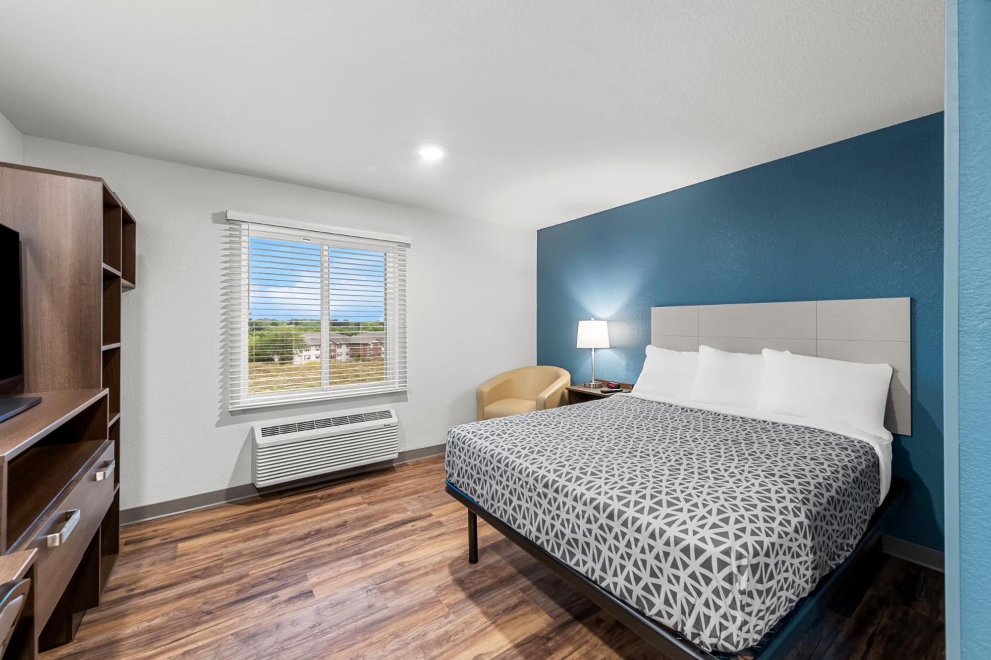 Woodspring Kansas Airport Hotel *